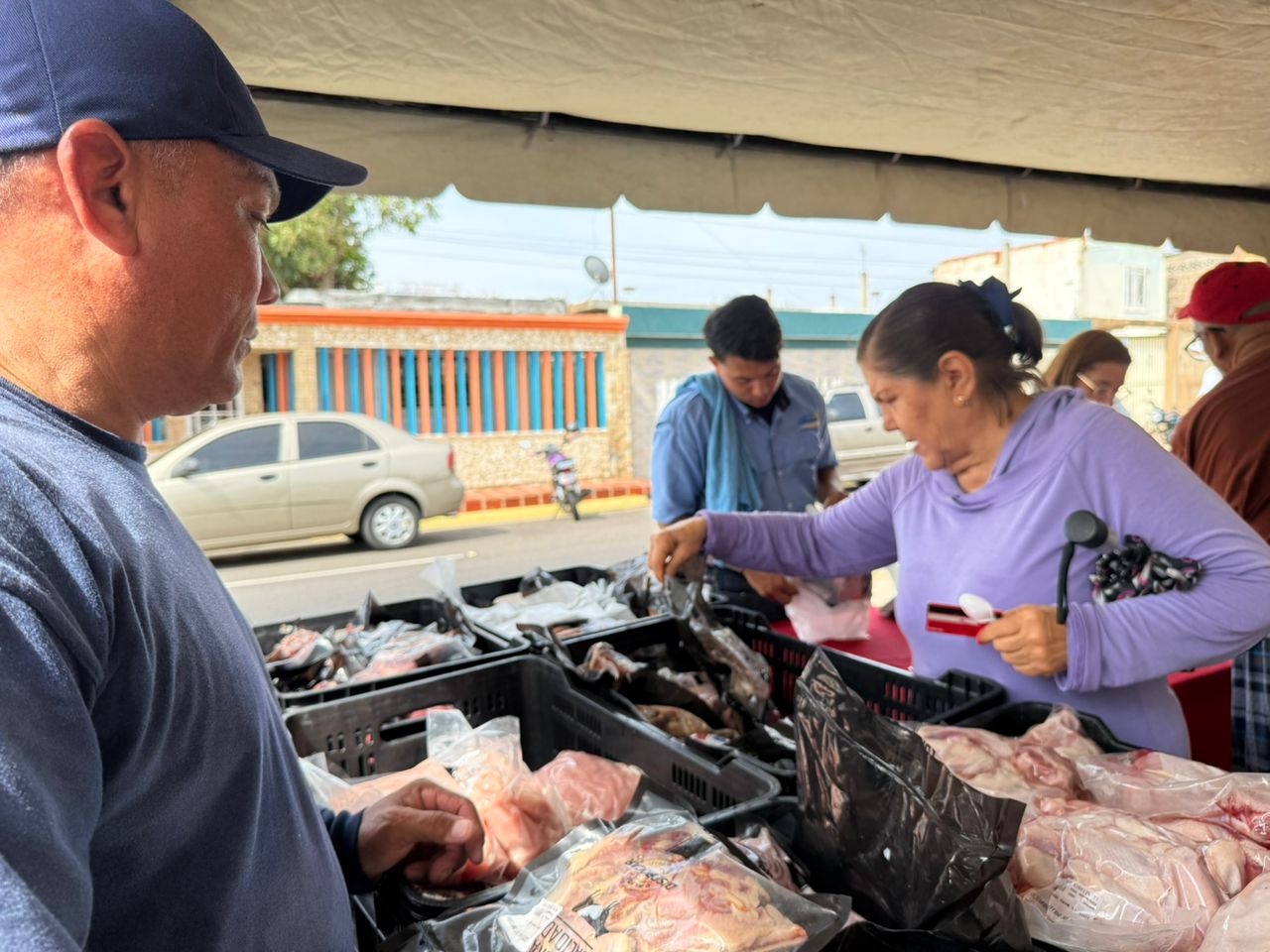 En Nueva Vía gozaron un «puyero» comprando en el mercado de Di Martino
