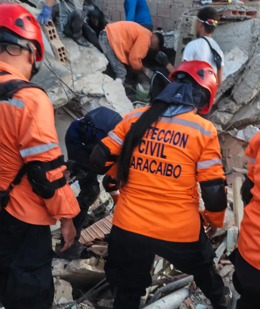 Equipo de Protección Civil Maracaibo ya en labores de rescate en La Guaira