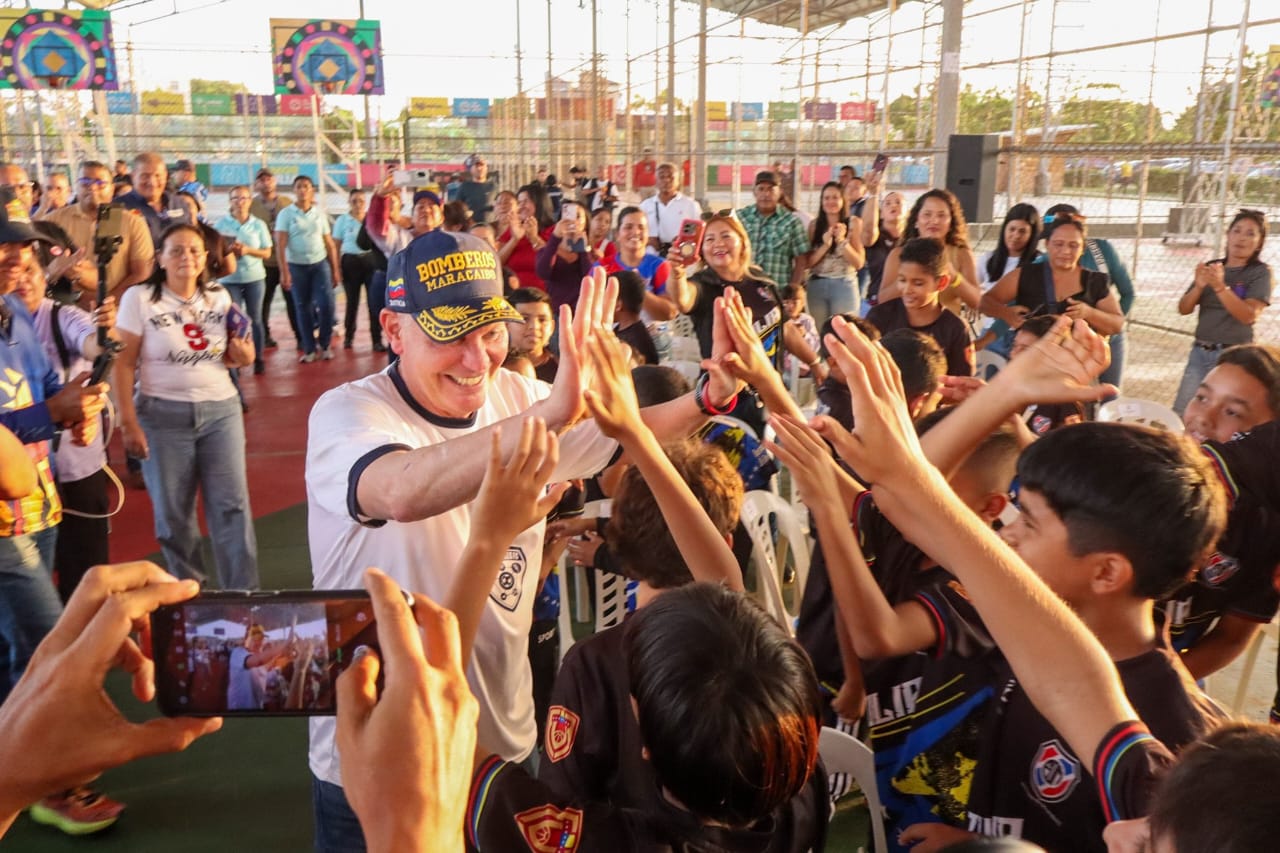 Di Martino entregó distinciones a campeones en robótica y bicampeones en fútbol