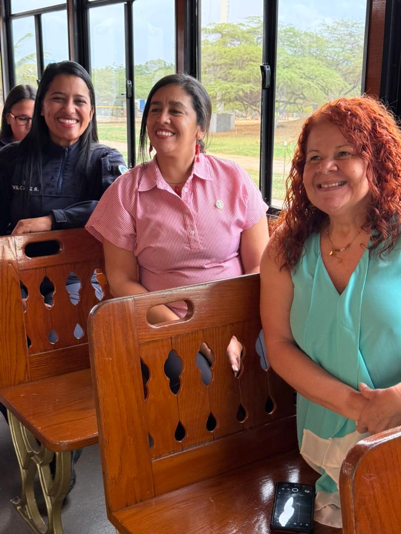 Un paseo a la Viceministra de Protección Social de las Mujeres por la Ruta Patrimonial del Tranvía