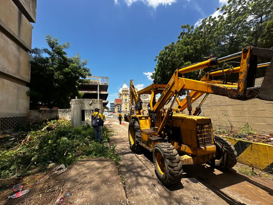 Alcaldía de Maracaibo limpìó terreno adyacente a las Torres del Saladillo para tranquilidad de más de 1.400 familias