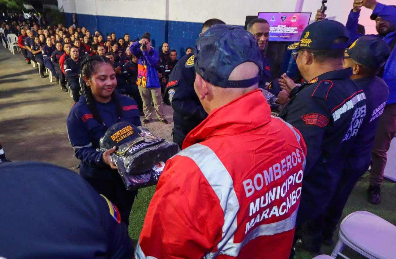 Bomberos de Maracaibo recibieron ascensos, reconocimientos y dotación de uniformes