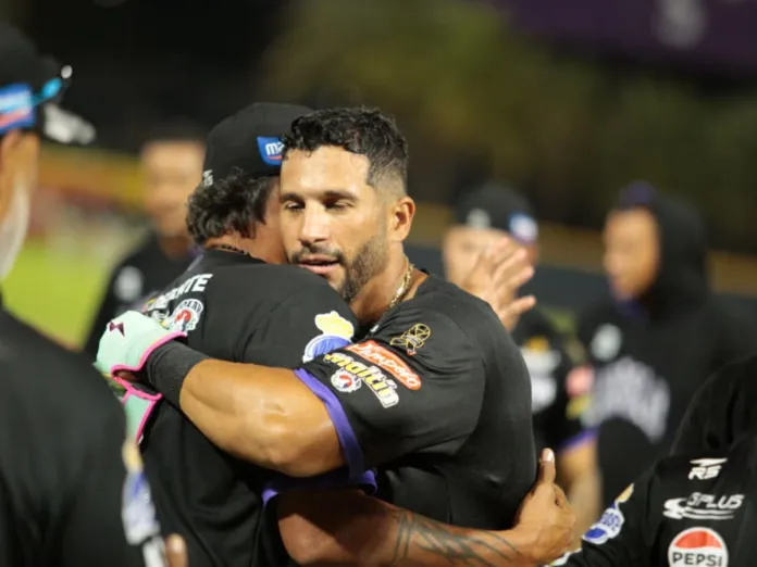 David Peralta con cohetazo dejó en el campo a Leones