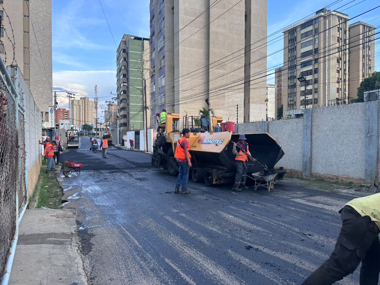 Más de 500 TON de asfalto a las calles de Maracaibo: Alcaldía recupera vialidad en las calles 64 y 65 de Olegario Villalobos