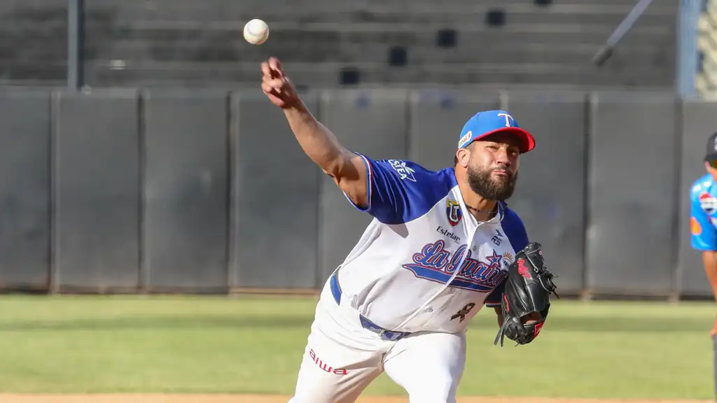 Águilas y Tiburones intercambian cinco lanzadores